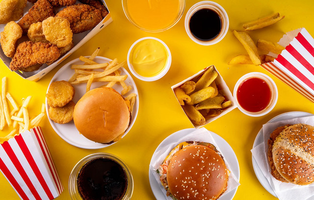 Το-συστατικό-των-fast-food-που-μας-σκοτώνει-αθόρυβα-–-Τι-έδειξαν-μελέτες