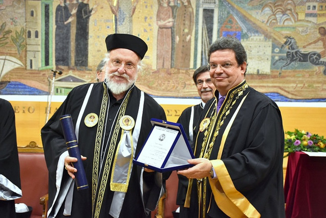 Το-ΑΠΘ-και-η-τιμητική-αναγνώριση-στον-Διονύση-Σαββόπουλο-–-Συγκινούν-οι-δηλώσεις-του-μεγάλου-καλλιτέχνη