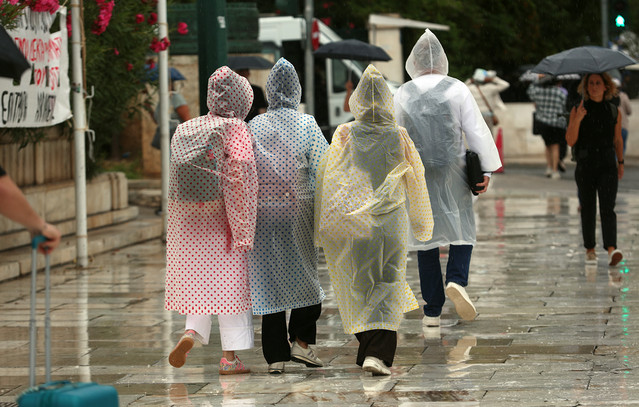 Βροχερός-και-σήμερα-ο-καιρός-–-Πόσο-θα-δείξουν-τα-θερμόμετρα-και-πότε-θα-αλλάξει-το-σκηνικό