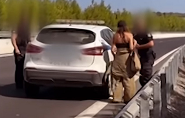 Σάλος-για-τη-μεταφορά-της-Δέσποινας-Βανδή-με-περιπολικό-επειδή-χάλασε-το-αυτοκίνητό-της