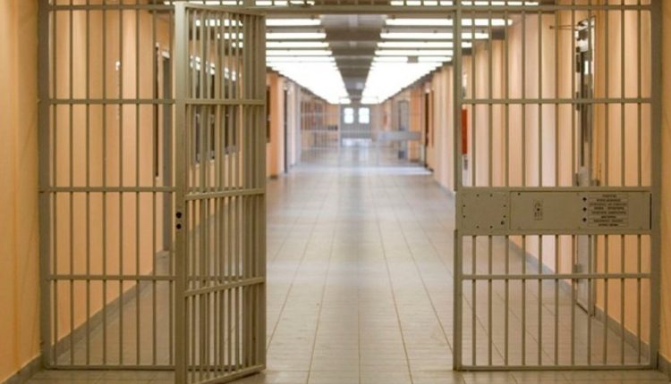 Στη-φυλακή-24χρονος-Τούρκος-που-κατηγορείται-ότι-μετέφερε-παράνομα-με-φορτηγό-μετανάστες