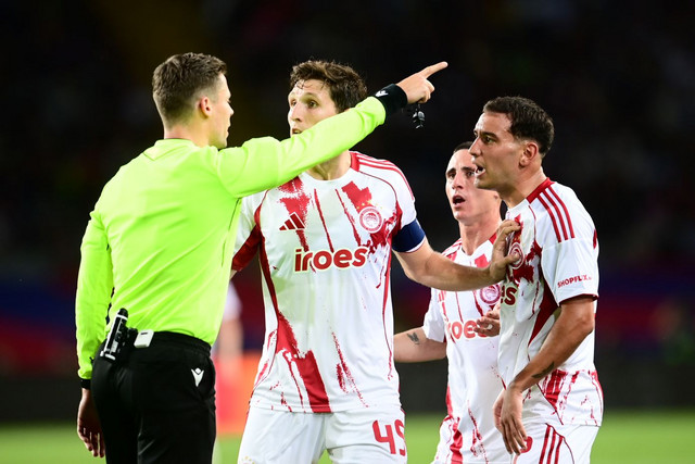 Μπαρτσελόνα-–-Ολυμπιακός:-Έξαλλος-ο-επικεφαλής-διαιτησίας-της-uefa-με-τον-διαιτητή-–-Του-τα-«έψαλλε»-στα-αποδυτήρια