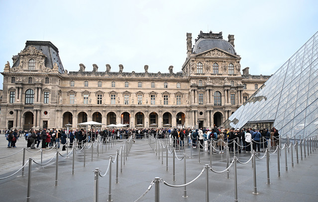 Άνοιξε-το-Λούβρο-μετά-τη-θεαματική-ληστεία-–-Στα-88-εκατομμύρια-ευρώ-η-αξία-των-ιστορικών-βασιλικών-κοσμημάτων