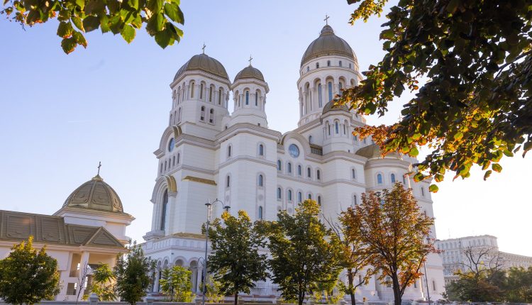Εθνικός-Καθεδρικός-στο-Βουκουρέστι:-Οι-στοές,-η-πλατεία,-οι-τρούλοι,-οι-χάλκινες-θύρες,-οι-καμπάνες,-τα-βιτρώ-και-τα-ψηφιδωτά