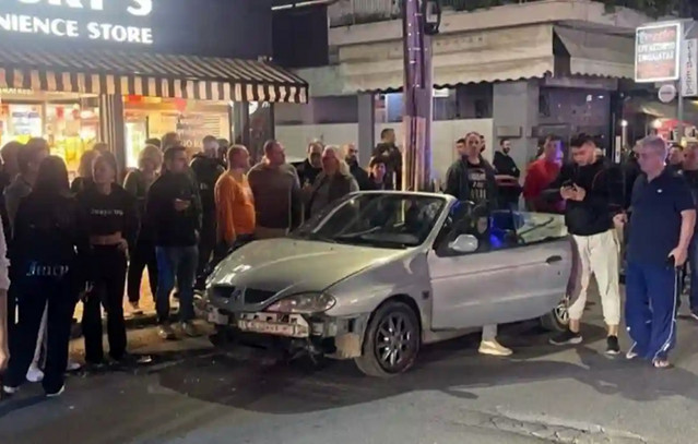 Σοβαρό-τροχαίο-στο-Περιστέρι-–-Οδηγός-κάμπριο-παρέσυρε-μητέρα-και-το-παιδί-της