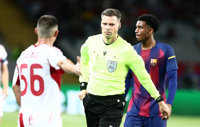 Μπαρτσελόνα-–-Ολυμπιακός:-Η-uefa-δεν-είδε-κανένα-λάθος-του-διαιτητή-Σνάιντερ-στις-αποφάσεις-μέσω-var