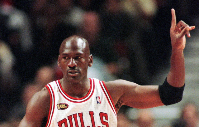 Μάικλ-Τζόρνταν:-Για-2,7-εκατ.-δολάρια-πωλήθηκε-σε-δημοπρασία-υπογεγραμμένη-κάρτα-του-από-το-1986