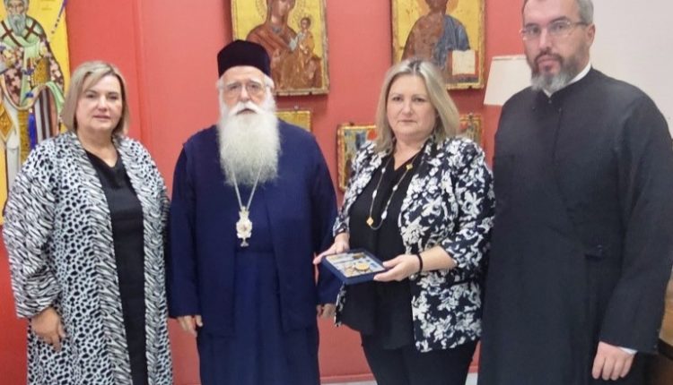 Η-Αντιπεριφερειάρχης-Τουρισμού-και-η-Πρόεδρος-του-Περιφερειακού-Συμβουλίου-Θεσσαλίας-και-Πρόεδρος-της-ΕΚΠΟΛ-στον-Μητροπολίτη-Δημητριάδος