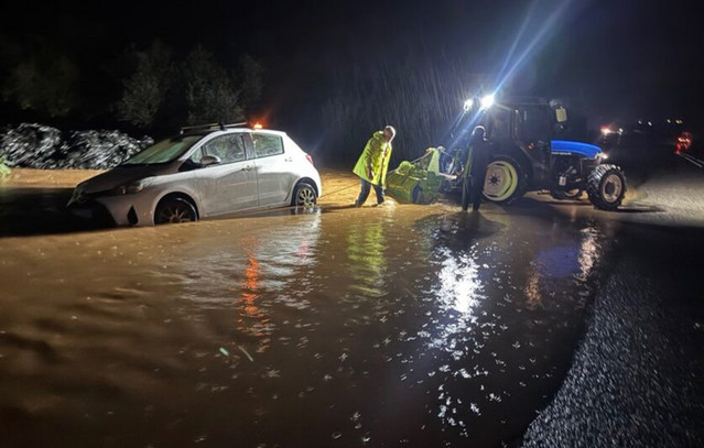 Σφοδρή-βροχόπτωση-στην-Τριφυλία:-Οδηγοί-καλούσαν-την-Πυροσβεστική-για-να-τους-απεγκλωβίσει