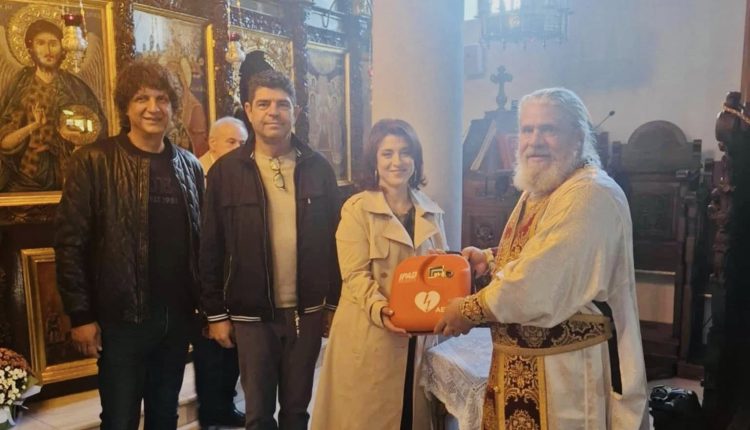 Παράδοση-αυτόματου-εξωτερικού-απινιδωτή-στο-Ιερό-Προσκύνημα-Μεγάλης-Παναγίας-από-την-ΑΞΤΑ.-Δήμου-Αριστοτέλη