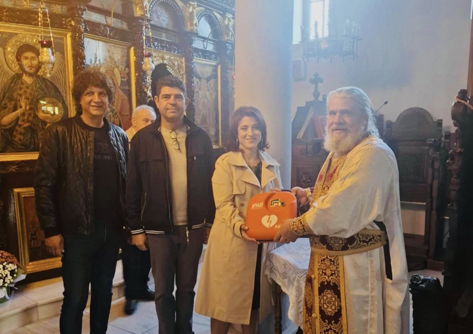 Παράδοση-αυτόματου-εξωτερικού-απινιδωτή-στο-Ιερό-Προσκύνημα-Μεγάλης-Παναγίας-από-την-ΑΞΤΑ.-Δήμου-Αριστοτέλη