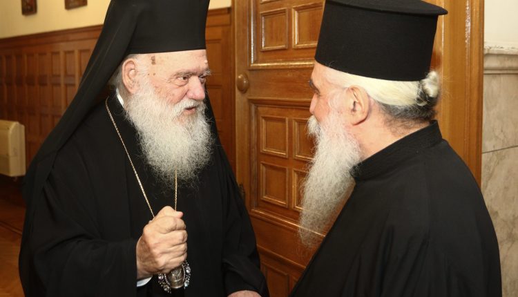 Ο-Σινά-Συμεών-στον-Αρχιεπίσκοπο-Ιερώνυμο-(ΦΩΤΟ)