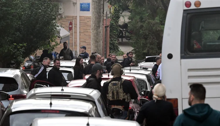 Η-κινηματογραφική-άφιξη-των-συλληφθέντων-για-το-σκάνδαλο-του-ΟΠΕΚΕΠΕ-στη-ΓΑΔΑ