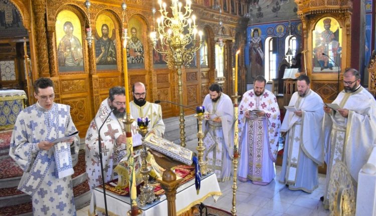 Η-αρχαιοπρεπής-Θεία-Λειτουργία-του-Αγίου-Ιακώβου-του-Αδελφοθέου-στη-Μητρόπολη-Μαρωνείας