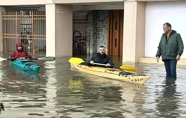 Οδικοί-άξονες-και-σπίτια-πλημμυρισμένα- σε-Μεσολόγγι-και-Αιτωλικό-–-Απεγκλώβισαν-παιδί