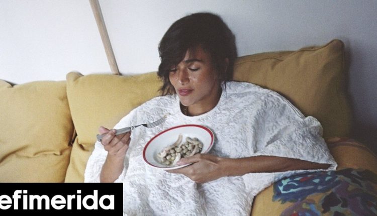 Η-laila-gohar-στην-Αθήνα:-Η-καλλιτέχνις-που-μαγειρεύει-και-κερνά-φασολάδα,-νύχτα-μέρα,-επί-τρία-24ωρα