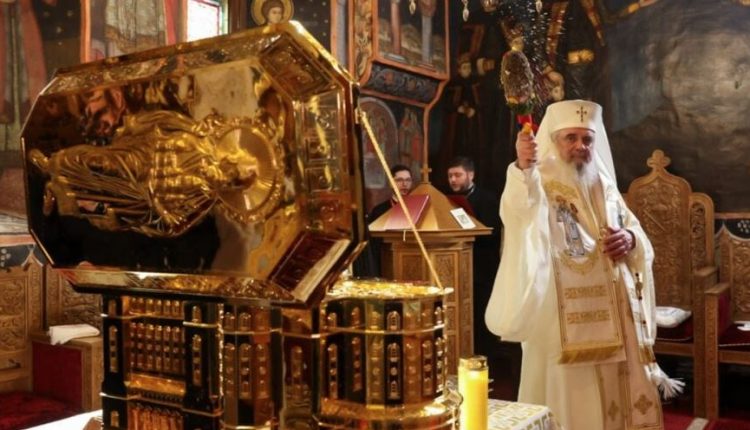 Ο-Πατριάρχης-Ρουμανίας-καθαγίασε-τη-λειψανοθήκη-με-το-δεξί-πόδι-του-Αγίου-Αποστόλου-Ανδρέα,-Προστάτη-του-Εθνικού-Καθεδρικού-Ναού