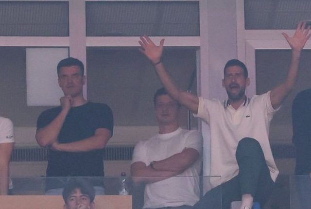 Ο-Νόβακ-Τζόκοβιτς-τραγουδά-συνθήματα-του-Ολυμπιακού-στο-παιχνίδι-του-Ερυθρού-Αστέρα