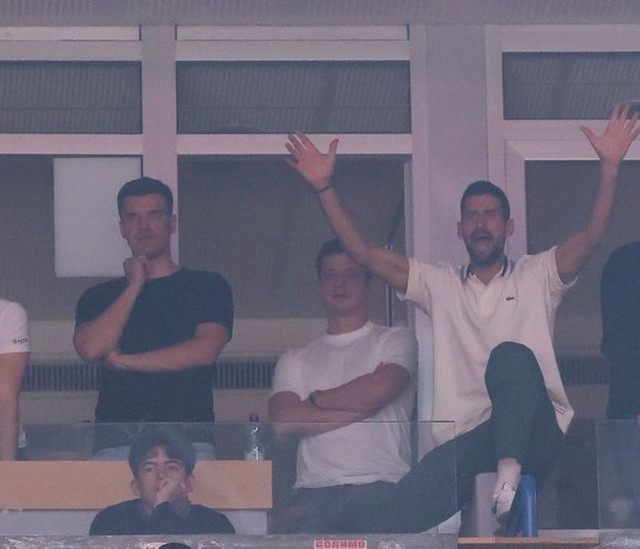 Ο-Νόβακ-Τζόκοβιτς-τραγουδά-συνθήματα-του-Ολυμπιακού-στο-παιχνίδι-του-Ερυθρού-Αστέρα