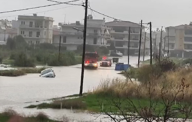 Σε-χάος-το-Μεσολόγγι-από-τη-σφοδρή-κακοκαιρία-–-Ξυλοκόπησαν-δημοτικό-υπάλληλο-που-βρισκόταν-«στην-πρώτη-γραμμή»-αποκατάστασης