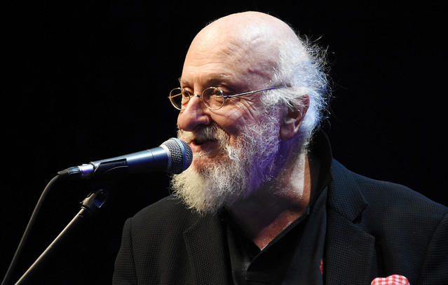 «Ένας-άνθρωπος-που-μπορούσε-να-ενώσει-τους-Έλληνες»-–-Οι-πολίτες-αποχαιρετούν-τον-Διονύση-Σαββόπουλο