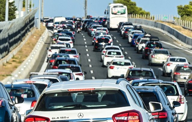 Κίνηση-τώρα:-Τροχαίο-στον-Κηφισό-–-Με-σημαντικές-καθυστερήσεις-φεύγουν-οι-εκδρομείς-της-28ης-Οκτωβρίου