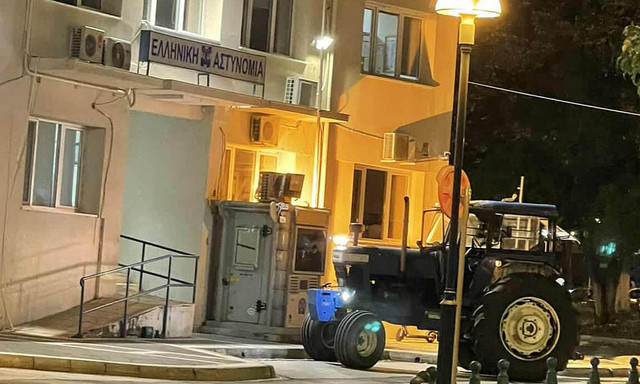 Αγρότης-πήγε-με-τρακτέρ-στο-ΑΤ-Πτολεμαΐδας-για-να-διαμαρτυρηθεί-για-όσα-συμβαίνουν-στον-τον-ΟΠΕΚΕΠΕ-–-Βρέθηκε-θετικός-σε-αλκοτέστ