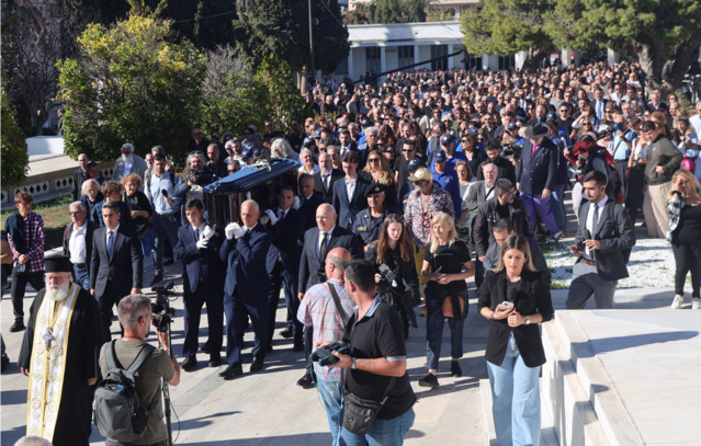«Τραγούδησε-για-εμάς,-τον-λαό,-το-έθνος-και-την-ιστορία»-–-Συγκίνηση,-δάκρυα-και-μουσική-στην-κηδεία-του-Διονύση-Σαββόπουλου