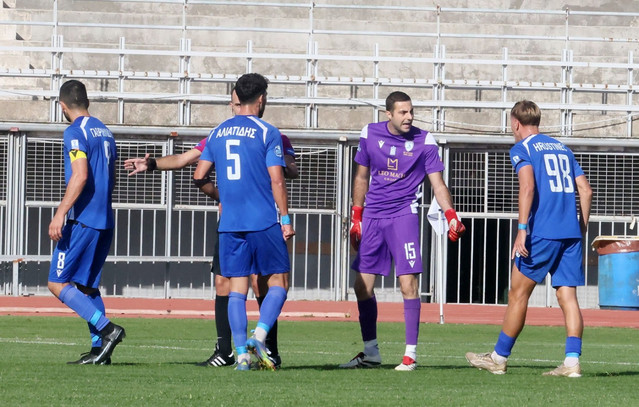 super-league-2:-Απίθανα-πράγματα-στην-Καβάλα,-παίκτες-έστειλαν-στις-εξέδρες-τον-τερματοφύλακα-επειδή-έκανε-λάθη