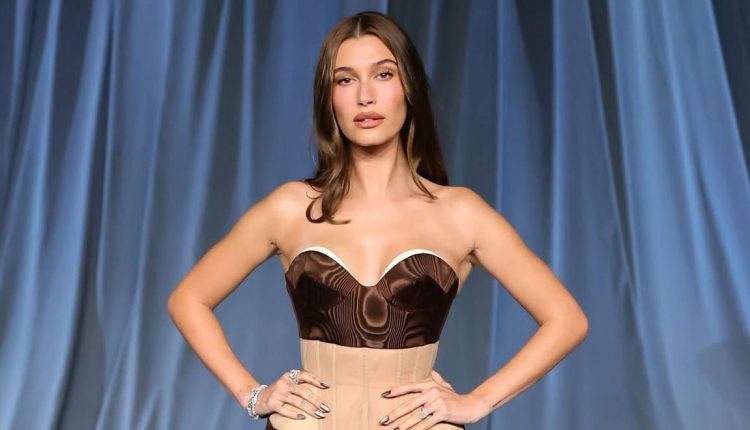 to-cat-eye-μανικιούρ-της-hailey-bieber-είναι-το-«απόλυτο-φθινοπωρινό-μανικιούρ»