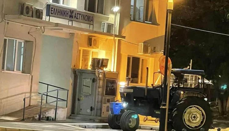 Αγρότης-πήγε-με-τρακτέρ-στο-ΑΤ-Πτολεμαΐδας-να-διαμαρτυρηθεί-για-τον-ΟΠΕΚΕΠΕ