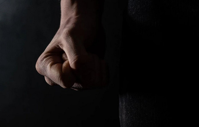 Άγριος-καυγάς-γυναικών-και-ξυλοδαρμός-της-μίας-από-τον-σύζυγο-της-άλλης-–-Με-τραύματα-στο-νοσοκομείο-56χρονη