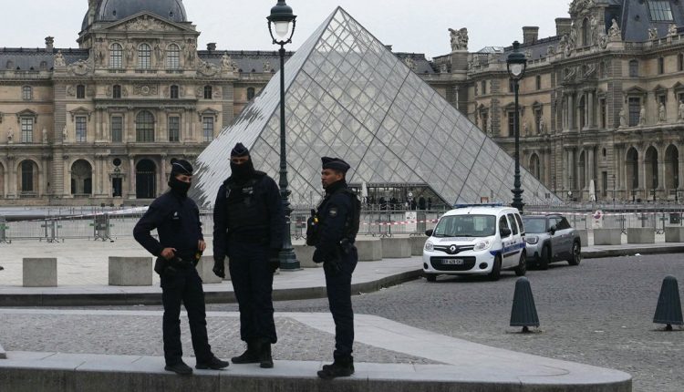 Γαλλία:-Δύο-συλλήψεις-για-την-κλοπή-των-κοσμημάτων-στο-Λούβρο