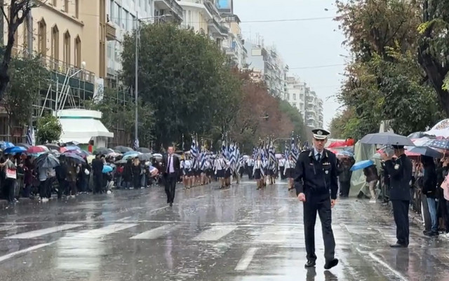 28η-Οκτωβρίου:-Υπό-βροχή-η-μαθητική-παρέλαση-στη-Θεσσαλονίκη