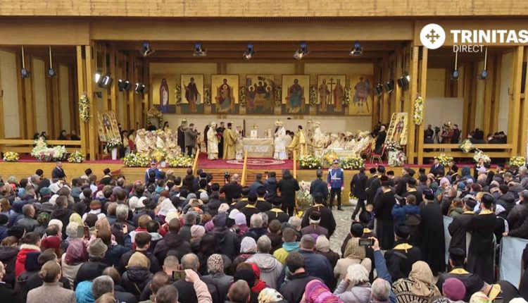 Υπαίθρια-Πατριαρχική-Θεία-Λειτουργία-επί-τη-εορτή-του-Αγίου-Δημητρίου-του-Νέου,-Πολιούχου-του-Βουκουρεστίου-(ΒΙΝΤΕΟ)