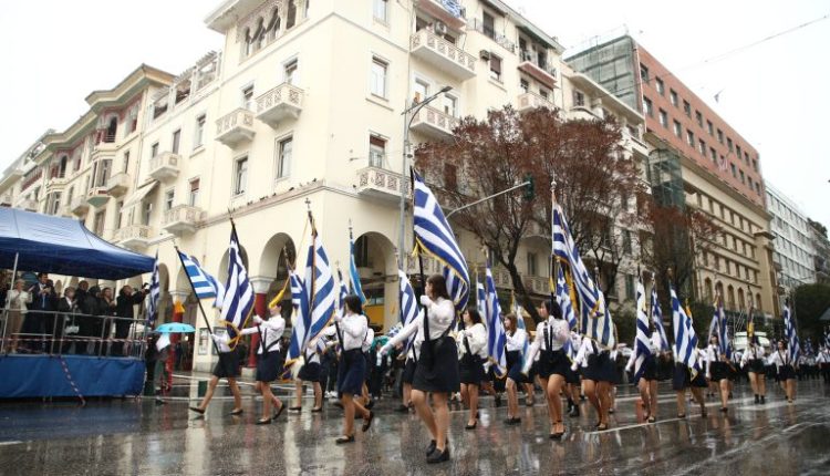 Θεσσαλονίκη:-Υπό-καταρρακτώδη-βροχή-η-μαθητική-παρέλαση-για-την-επέτειο-της-28ης-Οκτωβρίου
