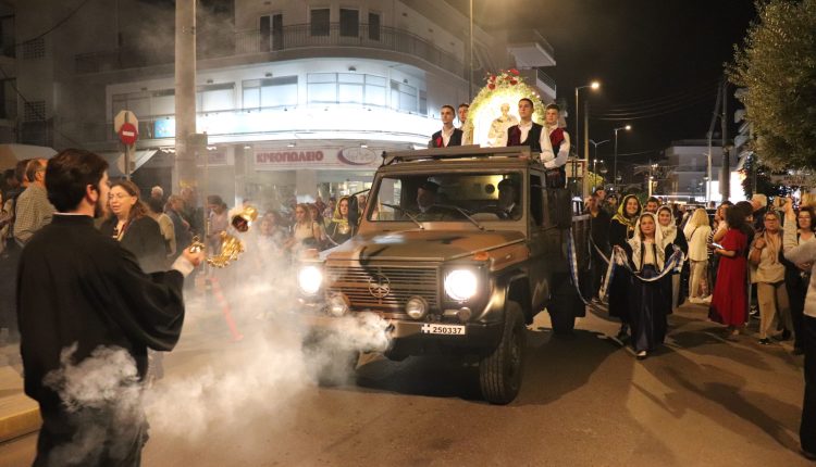 Λαοθάλασσα-πιστών-στη-λιτάνευση-της-Ιεράς-Εικόνος-του-Αγίου-Δημητρίου-στον-ομώνυμο-Δήμο-της-Αττικής