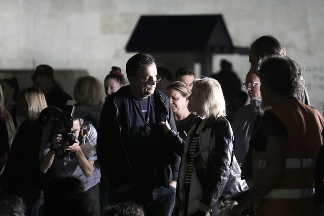 Ο-Πάνος-Ρούτσι-και-πάλι-στο-Σύνταγμα-–-Επισκέφθηκε-το-άτυπο-μνημείο-για-τα-θύματα-των-Τεμπών