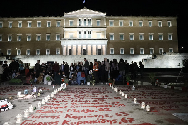 «Ίσως-είναι-η-τελευταία-φορά-που-είμαστε-εδώ»-–-Προσκλητήριο-των-νεκρών-των-Τεμπών-μπροστά-στη-Βουλή