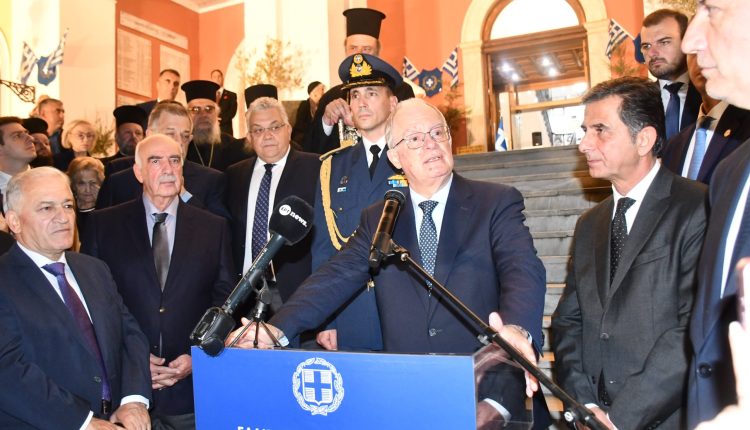 Ο-Πρόεδρος-της-Δημοκρατίας-εγκαινίασε-τη-διπλή-Έκθεση-“ΖΩΝΤΑΝΕΥΟΝΤΑΣ-ΤΗΝ-ΙΣΤΟΡΙΑ”-στο-Διοικητήριο-Θεσσαλονίκης