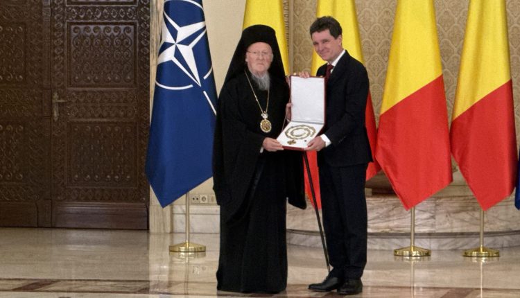 Ο-Πρόεδρος-της-Δημοκρατίας-της-Ρουμανίας-απένειμε-στον-Οικουμενικό-Πατριάρχη-το-ανώτατο-εθνικό-παράσημο-της-χώρας