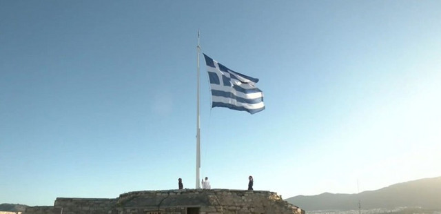 Έπαρση-της-σημαίας-στην-Ακρόπολη-για-την-εθνική-επέτειο-της-28ης-Οκτωβρίου-–-Κανονιοβολισμοί-στον-Λυκαβηττό