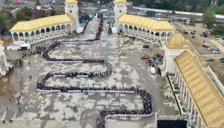 Περισσότεροι-από-40.000-προσκυνητές-στον-Εθνικό-Καθεδρικό-Ναό-Βουκουρεστίου