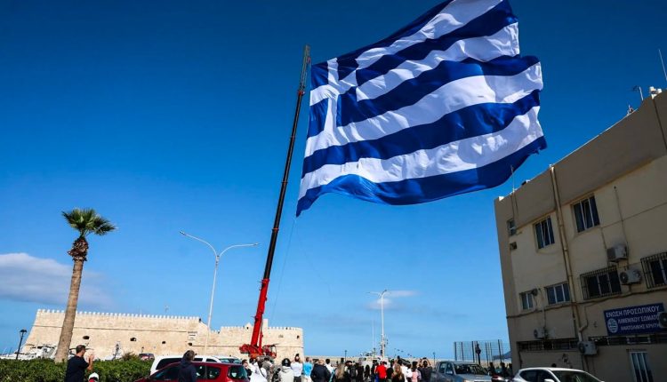 Σημαία-1.440-τετραγωνικών-μέτρων-υψώθηκε-στο-Ηράκλειο-Κρήτης