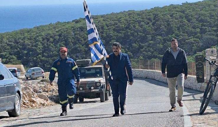 Γαύδος:-Χωρίς-μαθητές-η-παρέλαση-–-Κράτησαν-οι-κάτοικοι-τη-σημαία