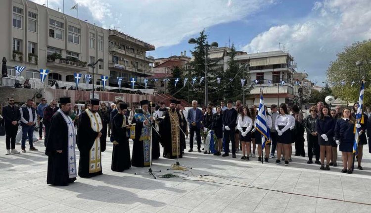 Επιμνημόσυνη-δέηση-στο-Μνημείο-Ηρώων-Φαρσάλων-από-τον-Μητροπολίτη-Θεσσαλιώτιδος-Τιμόθεο