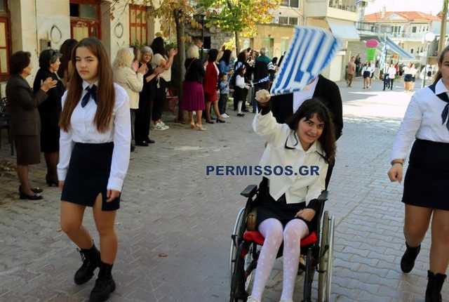 Η-μικρή-Αλεξία-παρελαύνει-έξι-χρόνια-μετά-τον-τραυματισμό-της-από-αδέσποτη-σφαίρα-και-δίνει-μάθημα-δύναμης-και-ελπίδας