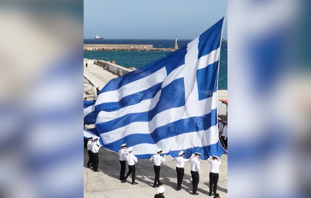 Δεσπόζει-η-τεράστια-ελληνική-σημαία-στο-λιμάνι-της-Χίου