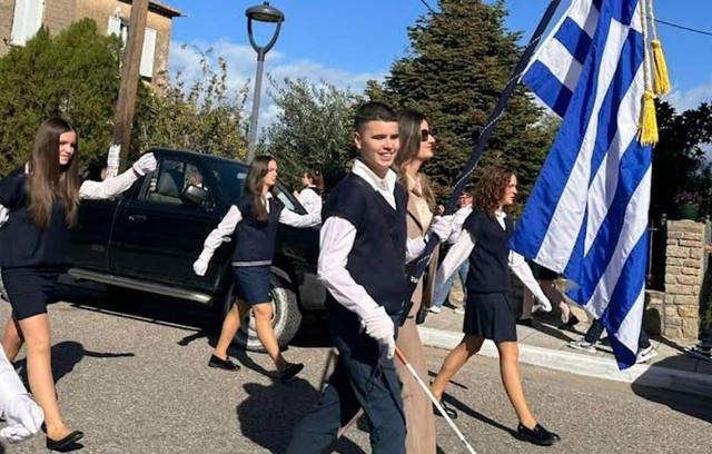 «Είμαι-1,60-αλλά-χθες-ένιωσα-πιο-ψηλή-και-από-τον-Αντετοκούνμπο»,-λέει-η-μητέρα-του-τυφλού-σημαιοφόρου-στο-Αγρίνιο