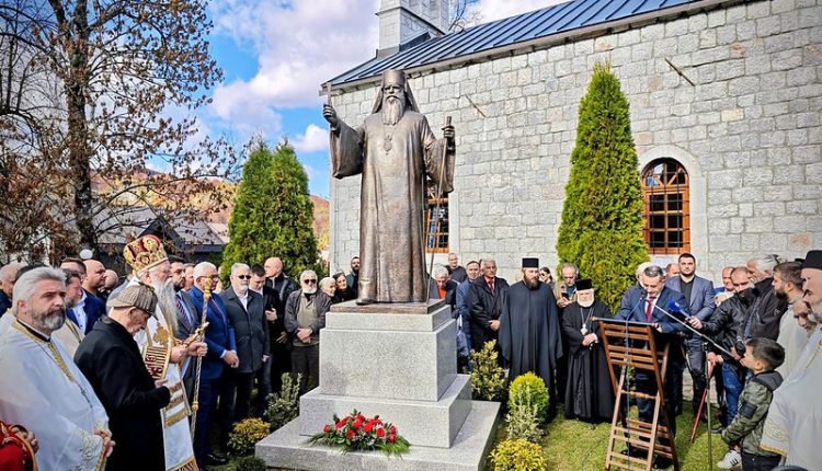 Αδριάντας-του-Μητροπολίτη-Μαυροβουνίου-Αμφιλοχίου-τοποθέτησε-στο-Κολάσιν